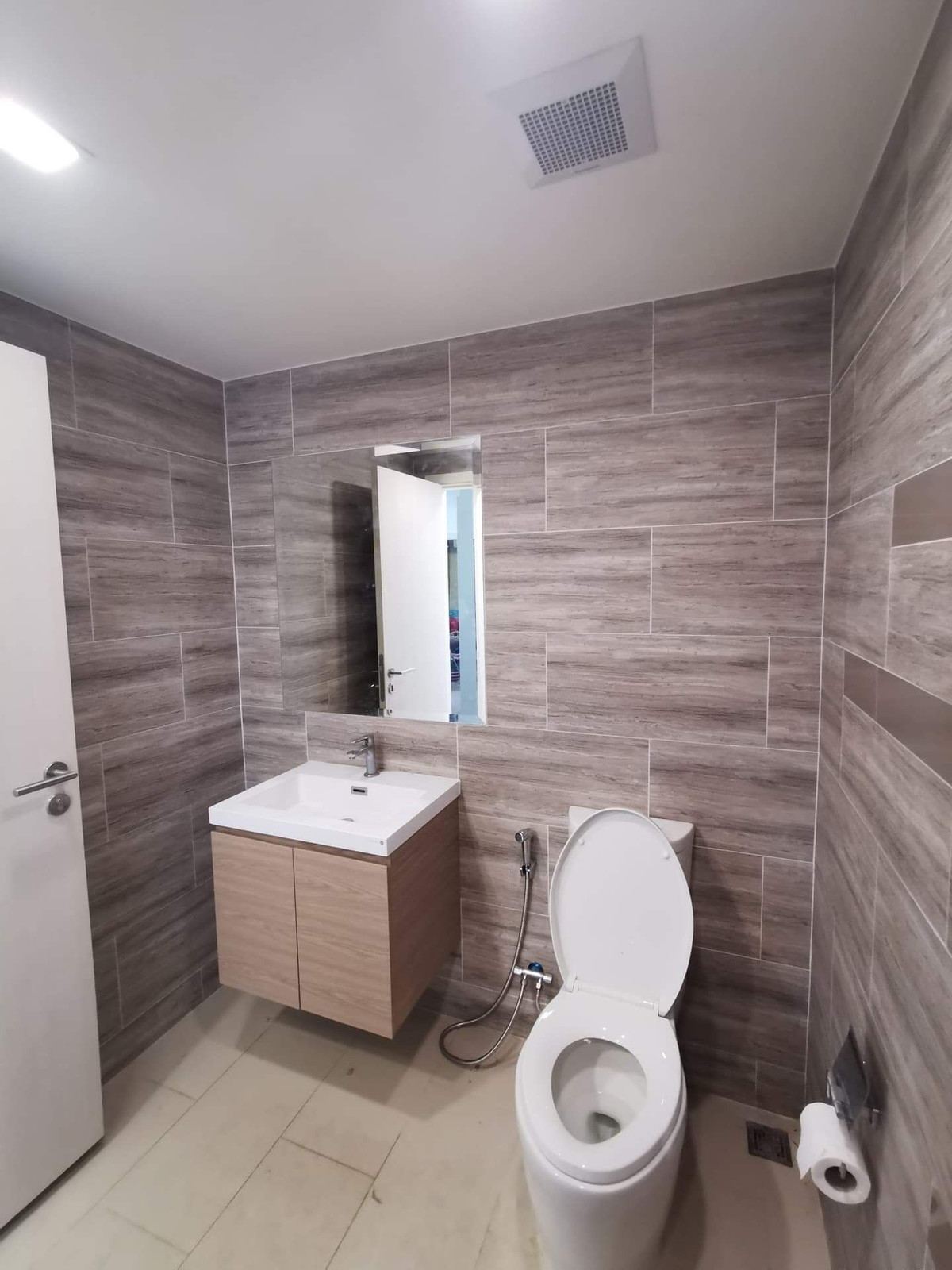 For RentCondoRama9, Petchburi, RCA : 🔥For Rent Now🔥 Maestro 03 Ratchada - Rama 9. Spacious 2-bedroom unit with pool view, fully furnished and ready to move in. Near MRT Ratchadaphisek.