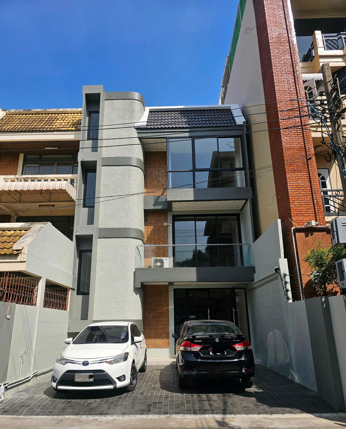 For RentHome OfficeSukhumvit, Asoke, Thonglor : Two large buildings for rent, total area over 320 sq m.