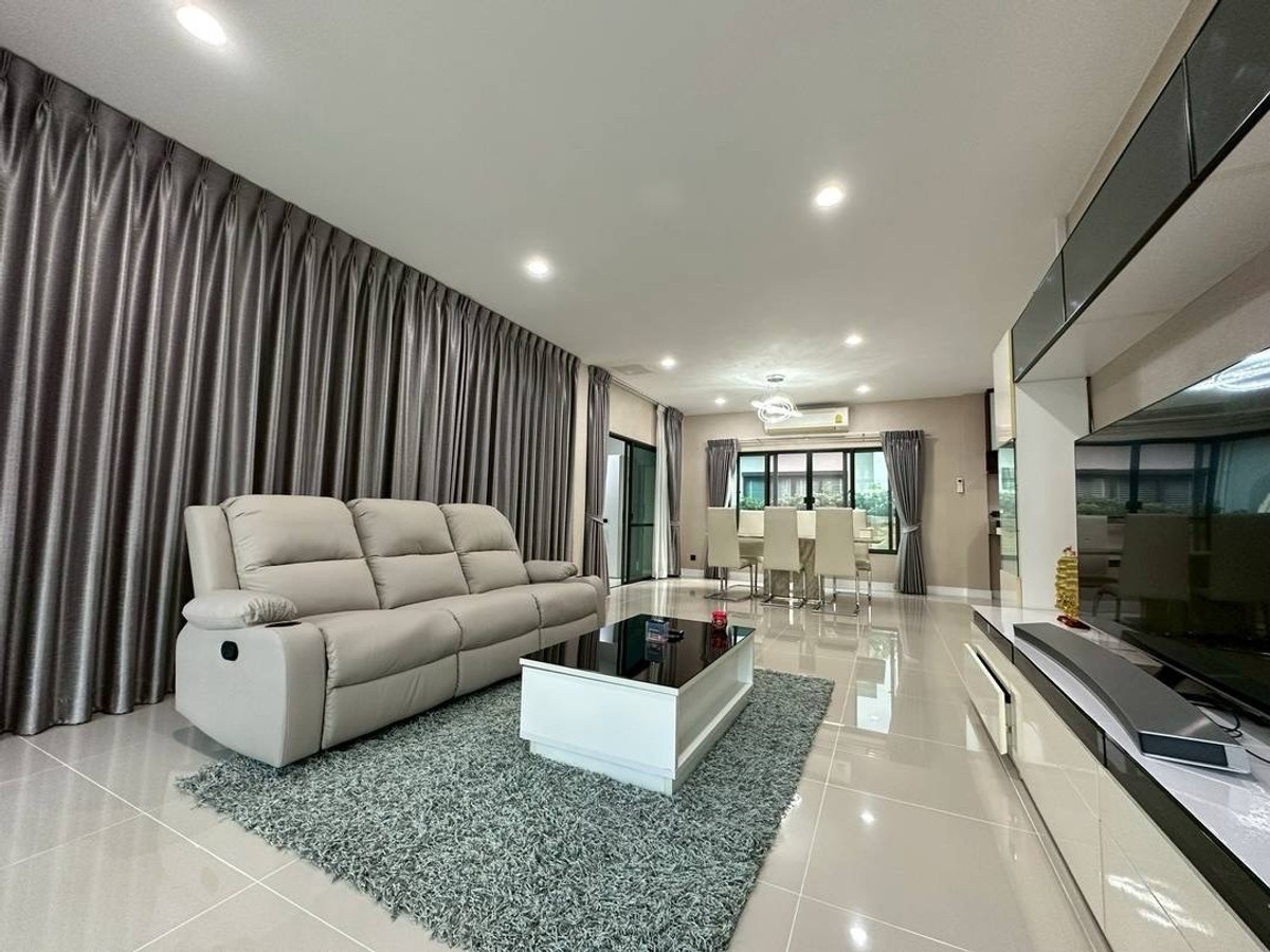 For RentHousePattanakan, Srinakarin : 💎 性价比之王！曼谷 Krungthep Kreetha 区豪宅出租 | 5卧5卫+独立保姆房 | 仅需1分钟到达布莱顿国际学校, 租金仅需16.5万泰铢。

🌟 一站式看房服务！我们在同一小区及周边拥有多套房源，一次预约即可看遍所有户型 🌟