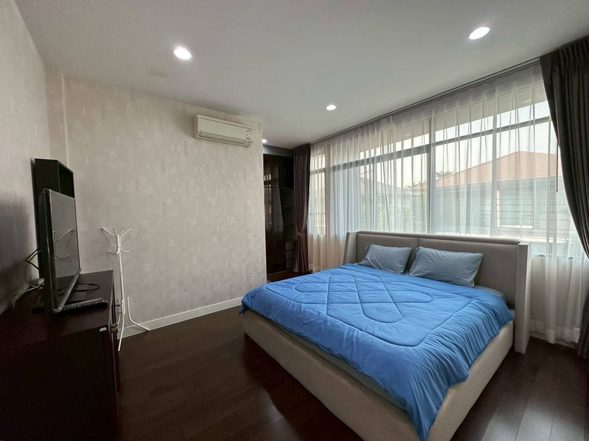 For RentHousePattanakan, Srinakarin : 💎 性价比之王！曼谷 Krungthep Kreetha 区豪宅出租 | 5卧5卫+独立保姆房 | 仅需1分钟到达布莱顿国际学校, 租金仅需16.5万泰铢。

🌟 一站式看房服务！我们在同一小区及周边拥有多套房源，一次预约即可看遍所有户型 🌟