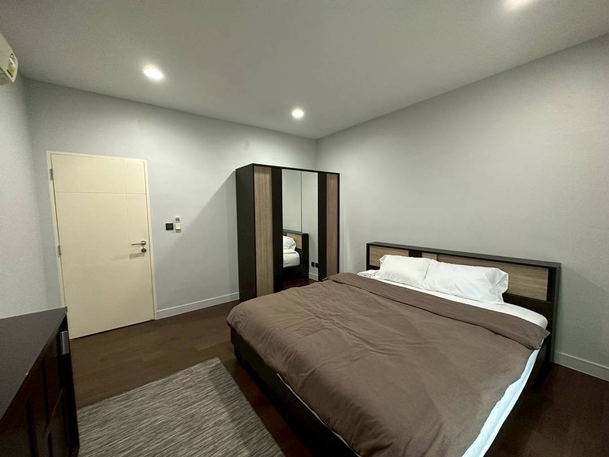 For RentHousePattanakan, Srinakarin : 💎 性价比之王！曼谷 Krungthep Kreetha 区豪宅出租 | 5卧5卫+独立保姆房 | 仅需1分钟到达布莱顿国际学校, 租金仅需16.5万泰铢。

🌟 一站式看房服务！我们在同一小区及周边拥有多套房源，一次预约即可看遍所有户型 🌟