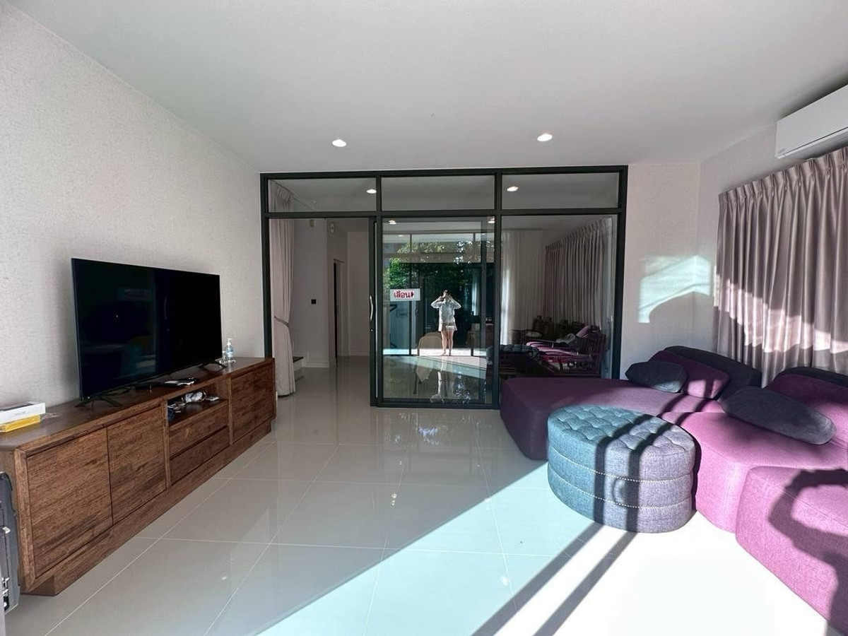 For RentHousePattanakan, Srinakarin : 出租房源：靠近布莱顿国际学校和惠灵顿国际学校的四居室房屋。同一社区内有多套房屋可供选择。