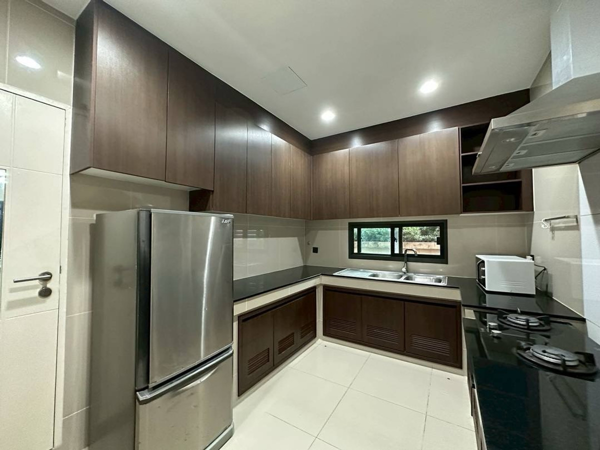 For RentHousePattanakan, Srinakarin : 💎 性价比之王！曼谷 Krungthep Kreetha 区豪宅出租 | 5卧5卫+独立保姆房 | 仅需1分钟到达布莱顿国际学校, 租金仅需16.5万泰铢。

🌟 一站式看房服务！我们在同一小区及周边拥有多套房源，一次预约即可看遍所有户型 🌟