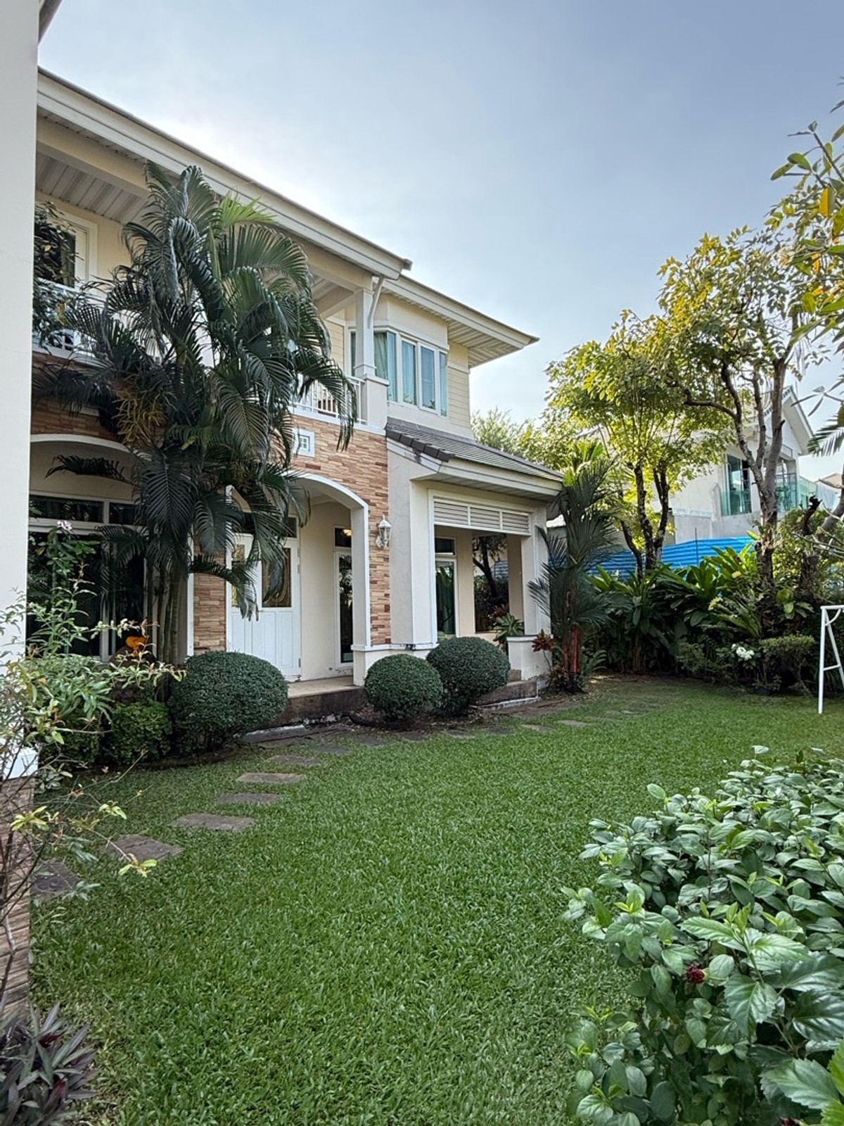 For SaleHouseMin Buri, Romklao : Rare Item: The front of the house is next to a large lake, clean, fresh air, high privacy.