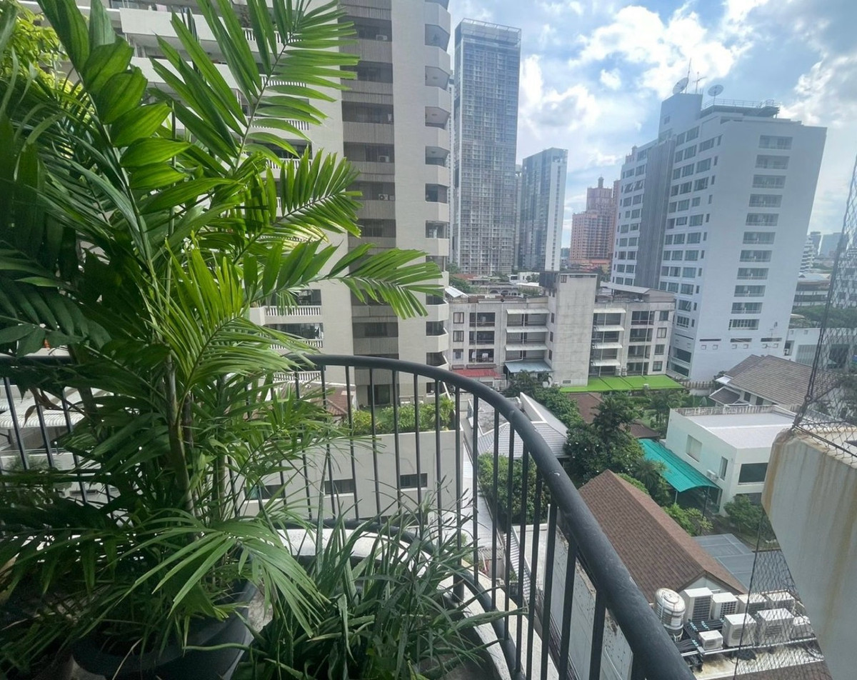 For SaleCondoKhlongtoei, Kluaynamthai : large unit for sale soi sukhumvit 24