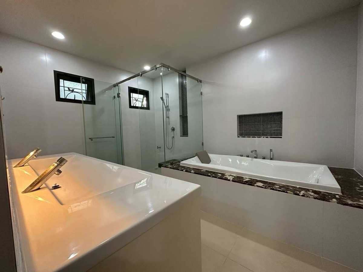 For RentHousePattanakan, Srinakarin : 💎 性价比之王！曼谷 Krungthep Kreetha 区豪宅出租 | 5卧5卫+独立保姆房 | 仅需1分钟到达布莱顿国际学校, 租金仅需16.5万泰铢。

🌟 一站式看房服务！我们在同一小区及周边拥有多套房源，一次预约即可看遍所有户型 🌟