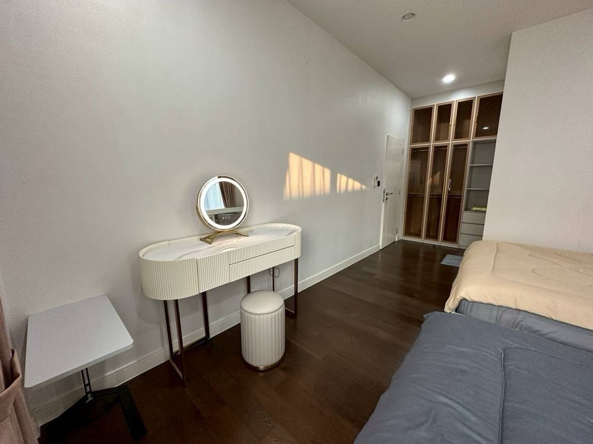 For RentHousePattanakan, Srinakarin : 💎 性价比之王！曼谷 Krungthep Kreetha 区豪宅出租 | 5卧5卫+独立保姆房 | 仅需1分钟到达布莱顿国际学校, 租金仅需16.5万泰铢。

🌟 一站式看房服务！我们在同一小区及周边拥有多套房源，一次预约即可看遍所有户型 🌟