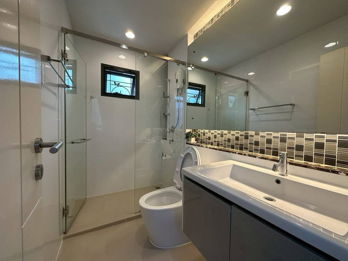 For RentHousePattanakan, Srinakarin : 💎 性价比之王！曼谷 Krungthep Kreetha 区豪宅出租 | 5卧5卫+独立保姆房 | 仅需1分钟到达布莱顿国际学校, 租金仅需16.5万泰铢。

🌟 一站式看房服务！我们在同一小区及周边拥有多套房源，一次预约即可看遍所有户型 🌟