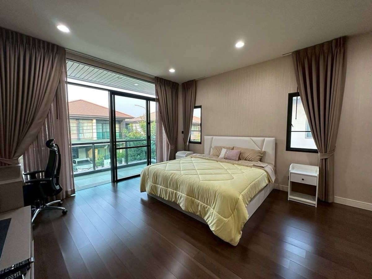 For RentHousePattanakan, Srinakarin : 💎 性价比之王！曼谷 Krungthep Kreetha 区豪宅出租 | 5卧5卫+独立保姆房 | 仅需1分钟到达布莱顿国际学校, 租金仅需16.5万泰铢。

🌟 一站式看房服务！我们在同一小区及周边拥有多套房源，一次预约即可看遍所有户型 🌟