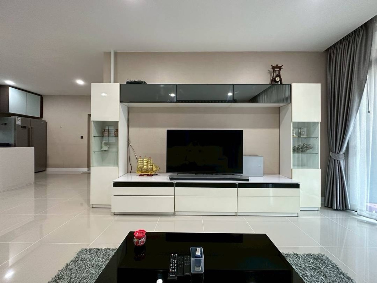 For RentHousePattanakan, Srinakarin : 曼谷克里塔区最经济实惠的五卧别墅，毗邻布莱顿国际学校和惠灵顿国际学校。全新装修，家具齐全。同一社区内有多套别墅可供选择。