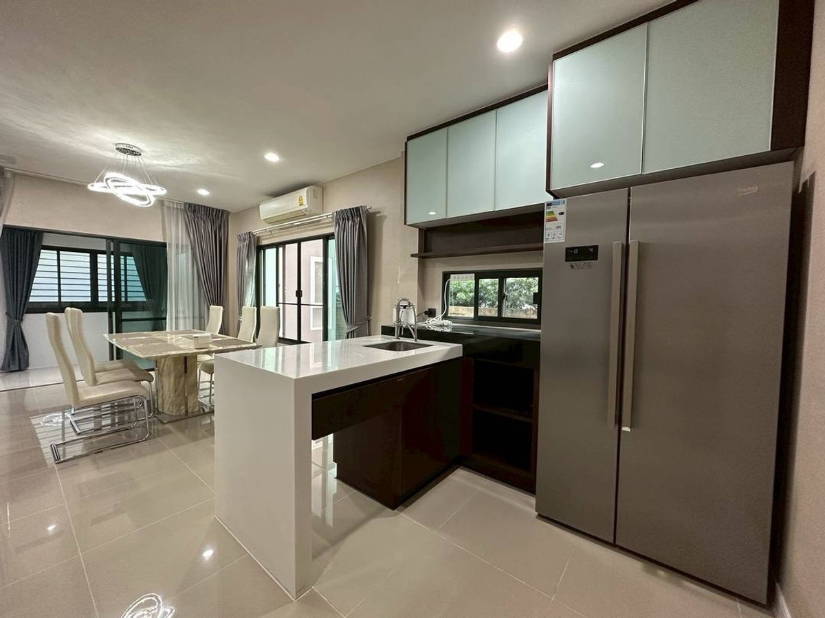 For RentHousePattanakan, Srinakarin : 💎 性价比之王！曼谷 Krungthep Kreetha 区豪宅出租 | 5卧5卫+独立保姆房 | 仅需1分钟到达布莱顿国际学校, 租金仅需16.5万泰铢。

🌟 一站式看房服务！我们在同一小区及周边拥有多套房源，一次预约即可看遍所有户型 🌟