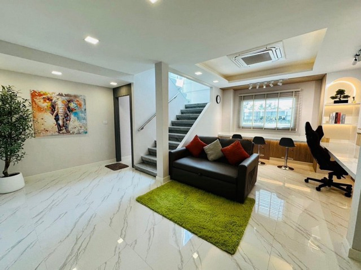 ให้เช่าบ้านรัชดา ห้วยขวาง : ให้เช่าบ้านสามารทำธุรกิจAir BNB บ้าน 2 ชั้น หลังมุม ขนาด 36 ตรว. 300 ตรางเมตร ซอยรัชดา 18 บ้านสวยตกแต่งใหม่ เฟอร์นิเจอร์ครบพร้อมอยู่