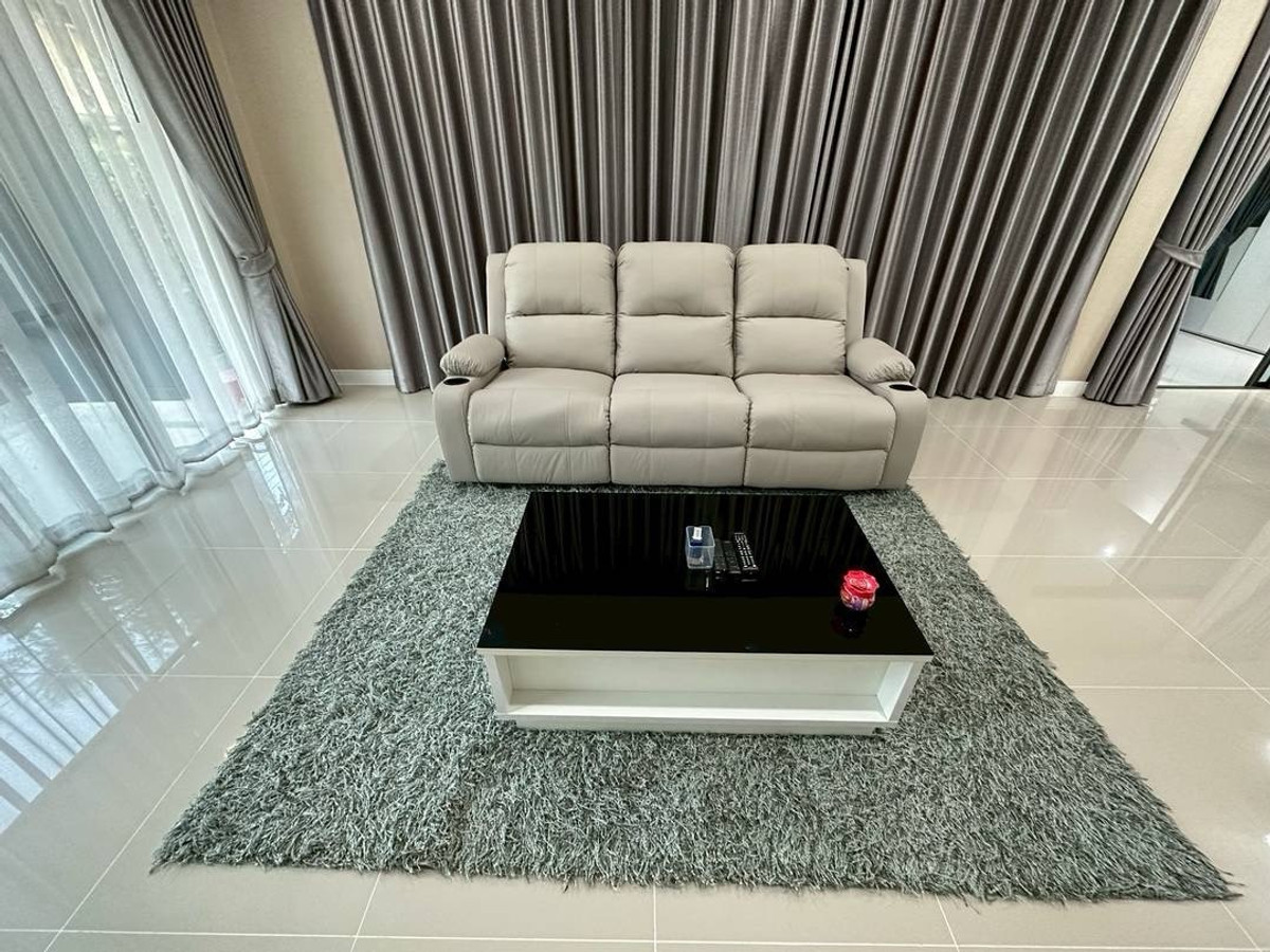 For RentHousePattanakan, Srinakarin : 💎 性价比之王！曼谷 Krungthep Kreetha 区豪宅出租 | 5卧5卫+独立保姆房 | 仅需1分钟到达布莱顿国际学校, 租金仅需16.5万泰铢。

🌟 一站式看房服务！我们在同一小区及周边拥有多套房源，一次预约即可看遍所有户型 🌟