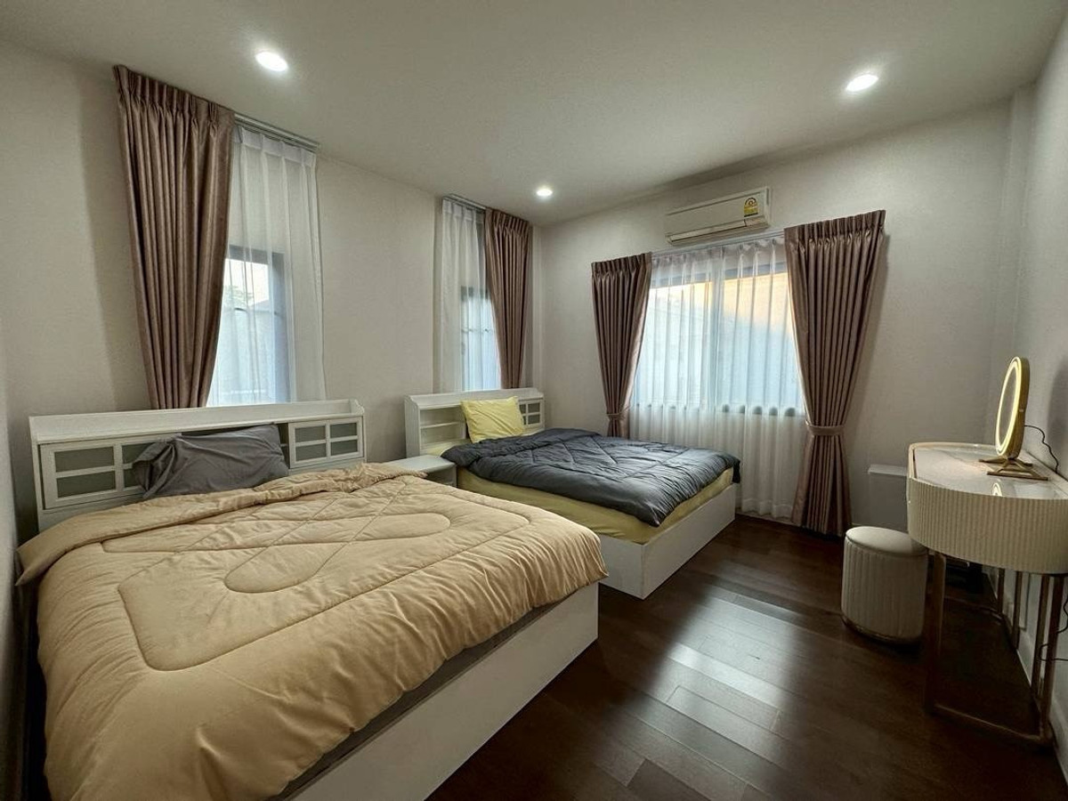 For RentHousePattanakan, Srinakarin : 💎 性价比之王！曼谷 Krungthep Kreetha 区豪宅出租 | 5卧5卫+独立保姆房 | 仅需1分钟到达布莱顿国际学校, 租金仅需16.5万泰铢。

🌟 一站式看房服务！我们在同一小区及周边拥有多套房源，一次预约即可看遍所有户型 🌟