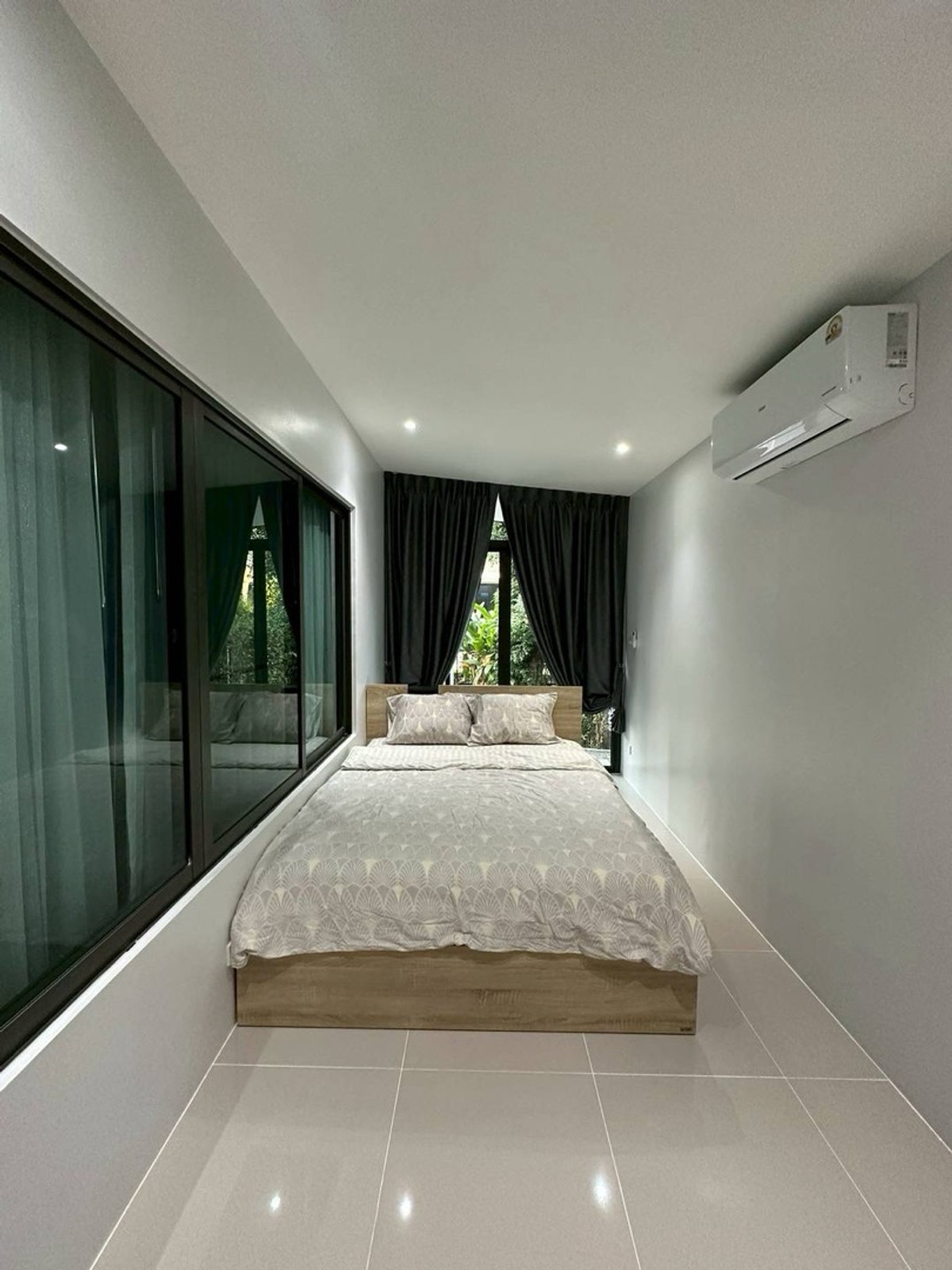 For RentHousePattanakan, Srinakarin : 💎 性价比之王！曼谷 Krungthep Kreetha 区豪宅出租 | 5卧5卫+独立保姆房 | 仅需1分钟到达布莱顿国际学校, 租金仅需16.5万泰铢。

🌟 一站式看房服务！我们在同一小区及周边拥有多套房源，一次预约即可看遍所有户型 🌟