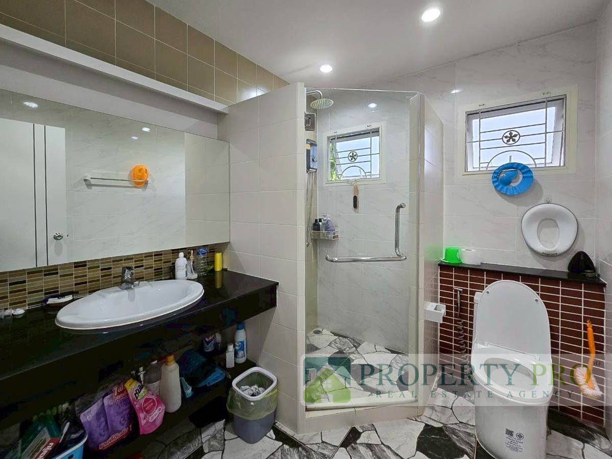 ขายบ้านลาดกระบัง สุวรรณภูมิ : ขาย บ้าน กรองทอง ทรอปิคอล เฉลิมพระเกียรติ ร.9 บ้านเดี่ยว 2 ชั้น 4 ห้องนอน 56 ตรว 200 ตรม หลังริม สภาพดีมาก มีส่วนต่อเติม ใกล้ ประเวศ อ่อนนุช ศรีนครินทร์ สวนหลวง ลาดกระบัง : MJ25S-008