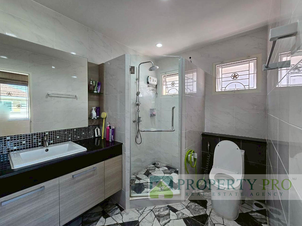 ขายบ้านลาดกระบัง สุวรรณภูมิ : ขาย บ้าน กรองทอง ทรอปิคอล เฉลิมพระเกียรติ ร.9 บ้านเดี่ยว 2 ชั้น 4 ห้องนอน 56 ตรว 200 ตรม หลังริม สภาพดีมาก มีส่วนต่อเติม ใกล้ ประเวศ อ่อนนุช ศรีนครินทร์ สวนหลวง ลาดกระบัง : MJ25S-008