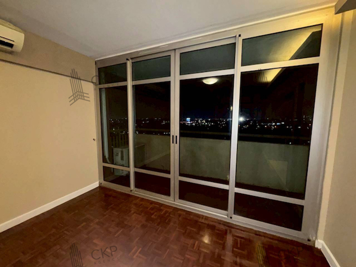 For SaleCondoChaengwatana, Muangthong : Selling Lakeview Riviera Condominium. Currently tenanted, unfurnished unit. Near Impact Muang Thong Thani. Easy access via multiple routes.