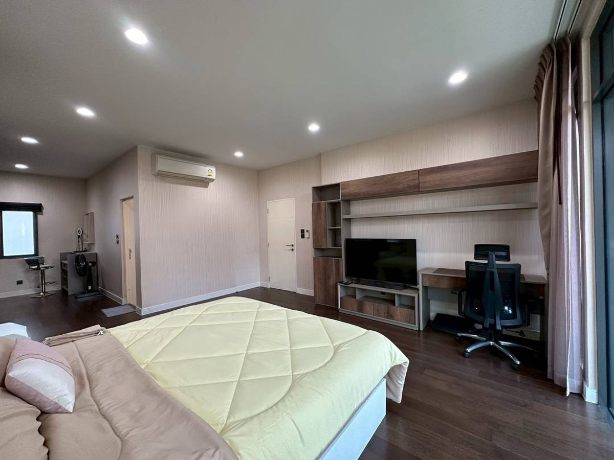 For RentHousePattanakan, Srinakarin : 💎 性价比之王！曼谷 Krungthep Kreetha 区豪宅出租 | 5卧5卫+独立保姆房 | 仅需1分钟到达布莱顿国际学校, 租金仅需16.5万泰铢。

🌟 一站式看房服务！我们在同一小区及周边拥有多套房源，一次预约即可看遍所有户型 🌟