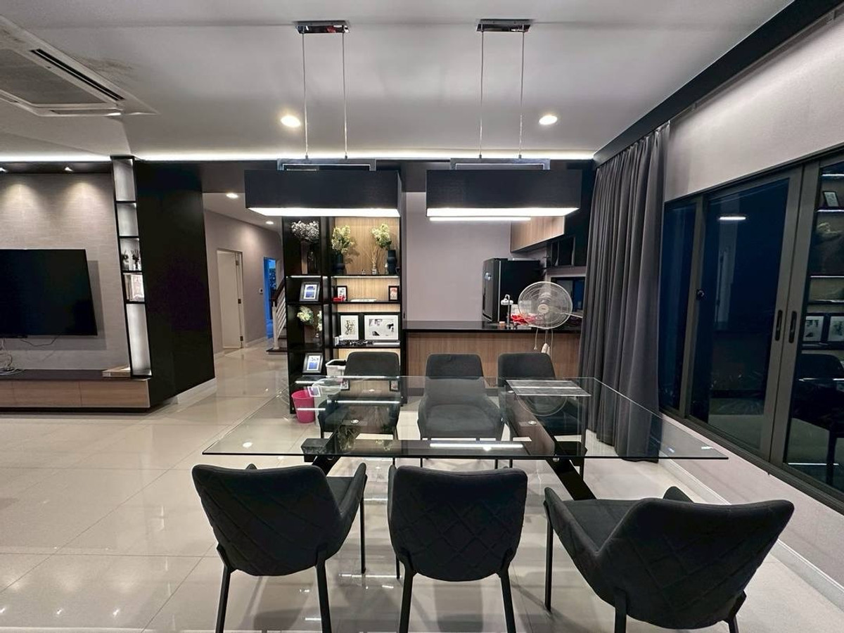 For RentHousePattanakan, Srinakarin : 现可入住，随时入住。毗邻布莱顿和惠灵顿学校。
✅同一个项目中有多栋房屋。✅