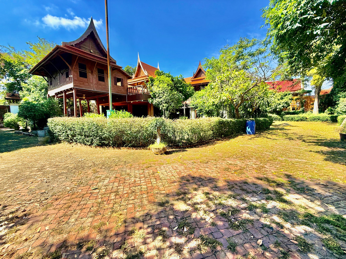 For RentHouseAyutthaya : Traditional Thai-style house for rent by the Chao Phraya River, Mueang District, Ayutthaya.