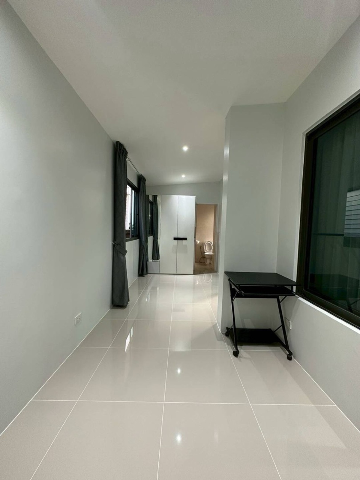 For RentHousePattanakan, Srinakarin : 💎 性价比之王！曼谷 Krungthep Kreetha 区豪宅出租 | 5卧5卫+独立保姆房 | 仅需1分钟到达布莱顿国际学校, 租金仅需16.5万泰铢。

🌟 一站式看房服务！我们在同一小区及周边拥有多套房源，一次预约即可看遍所有户型 🌟