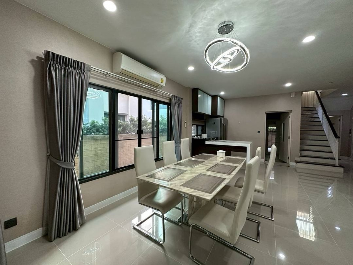 For RentHousePattanakan, Srinakarin : 💎 性价比之王！曼谷 Krungthep Kreetha 区豪宅出租 | 5卧5卫+独立保姆房 | 仅需1分钟到达布莱顿国际学校, 租金仅需16.5万泰铢。

🌟 一站式看房服务！我们在同一小区及周边拥有多套房源，一次预约即可看遍所有户型 🌟