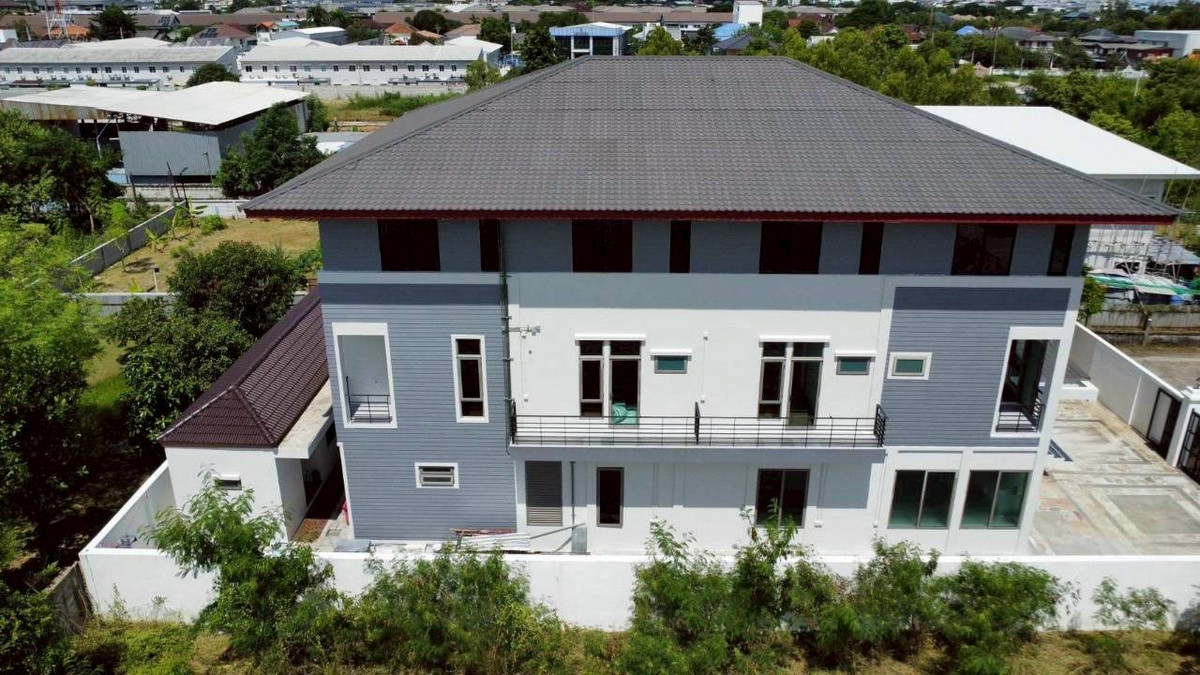 ขายโฮมออฟฟิศลาดกระบัง สุวรรณภูมิ : บ้านเดี่ยว/Home office ขนาดใหญ่ รีโนเวทพร้อมเข้าอยู่ 193.9 ตร.ว พท.ใช้สอยกว่า 1,000 ตร.ม ตรงข้ามสวนหลวงร.9