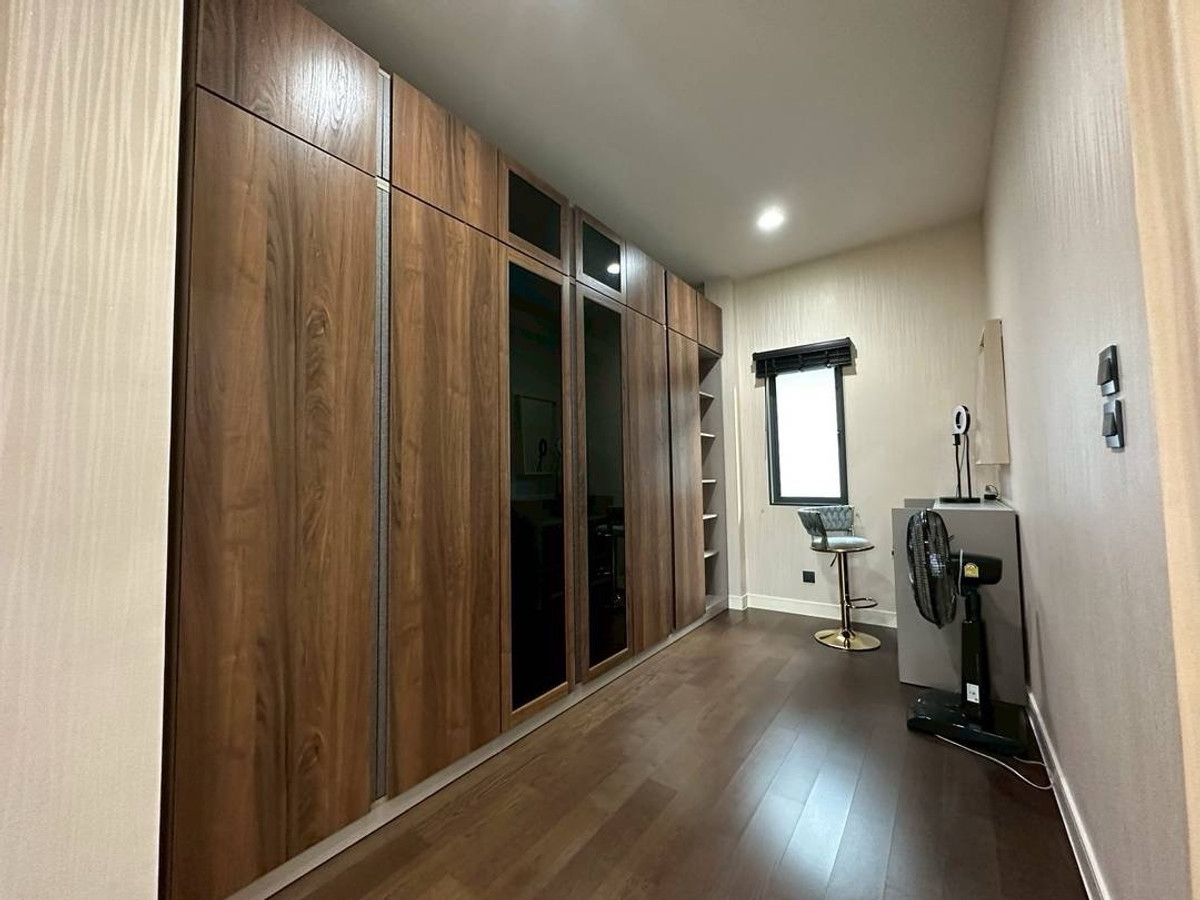 For RentHousePattanakan, Srinakarin : 💎 性价比之王！曼谷 Krungthep Kreetha 区豪宅出租 | 5卧5卫+独立保姆房 | 仅需1分钟到达布莱顿国际学校, 租金仅需16.5万泰铢。

🌟 一站式看房服务！我们在同一小区及周边拥有多套房源，一次预约即可看遍所有户型 🌟