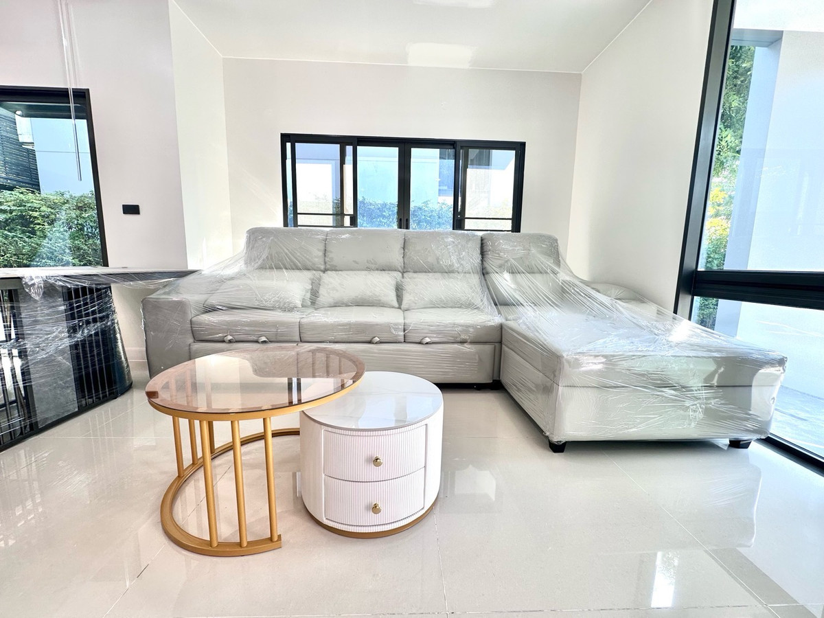 For RentHousePattanakan, Srinakarin : 五卧别墅，曼谷克里塔区最低价，靠近布莱顿国际学校和惠灵顿国际学校。全新装修，家具齐全，拎包入住。同一个项目中有多栋房屋。