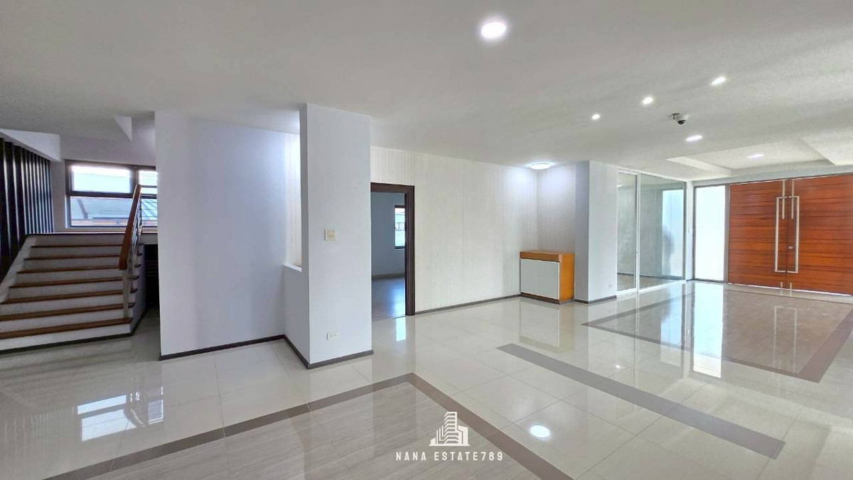 ขายโฮมออฟฟิศลาดกระบัง สุวรรณภูมิ : บ้านเดี่ยว/Home office ขนาดใหญ่ รีโนเวทพร้อมเข้าอยู่ 193.9 ตร.ว พท.ใช้สอยกว่า 1,000 ตร.ม ตรงข้ามสวนหลวงร.9