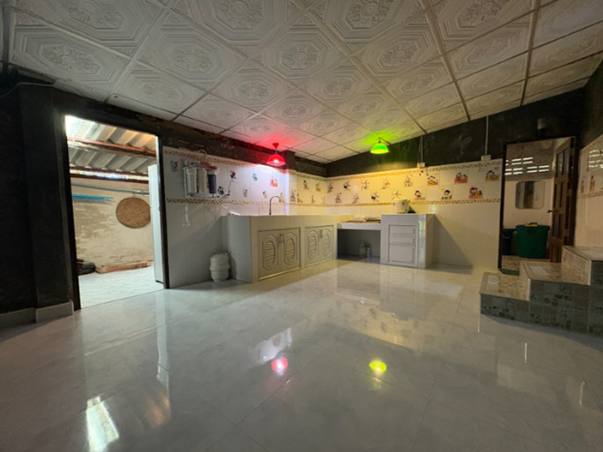 For SaleHousePattaya, Bangsaen, Chonburi : Thai style house for sale, cement mixed with wood. With a large plot of land