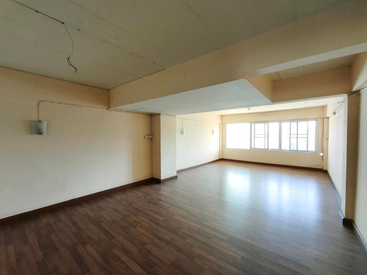 For SaleShop HouseChiang Rai : Urgent sale, 2 and a half story commercial building, suitable for doing business, in front of Mae Fah University, Chiang Rai Province.