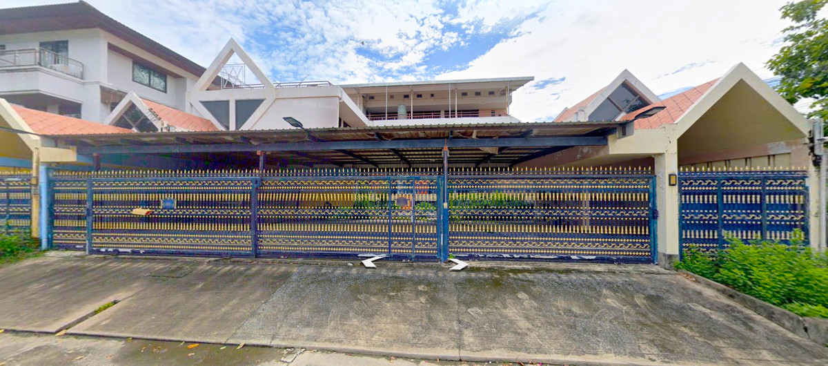 OfficePattanakan, Srinakarin : For sale and rent, Srinakarin office (near Paradise Park mall 240 m.), area 180 sq m., 12 bedrooms, 5 bathrooms, usable area over 900 sq m.