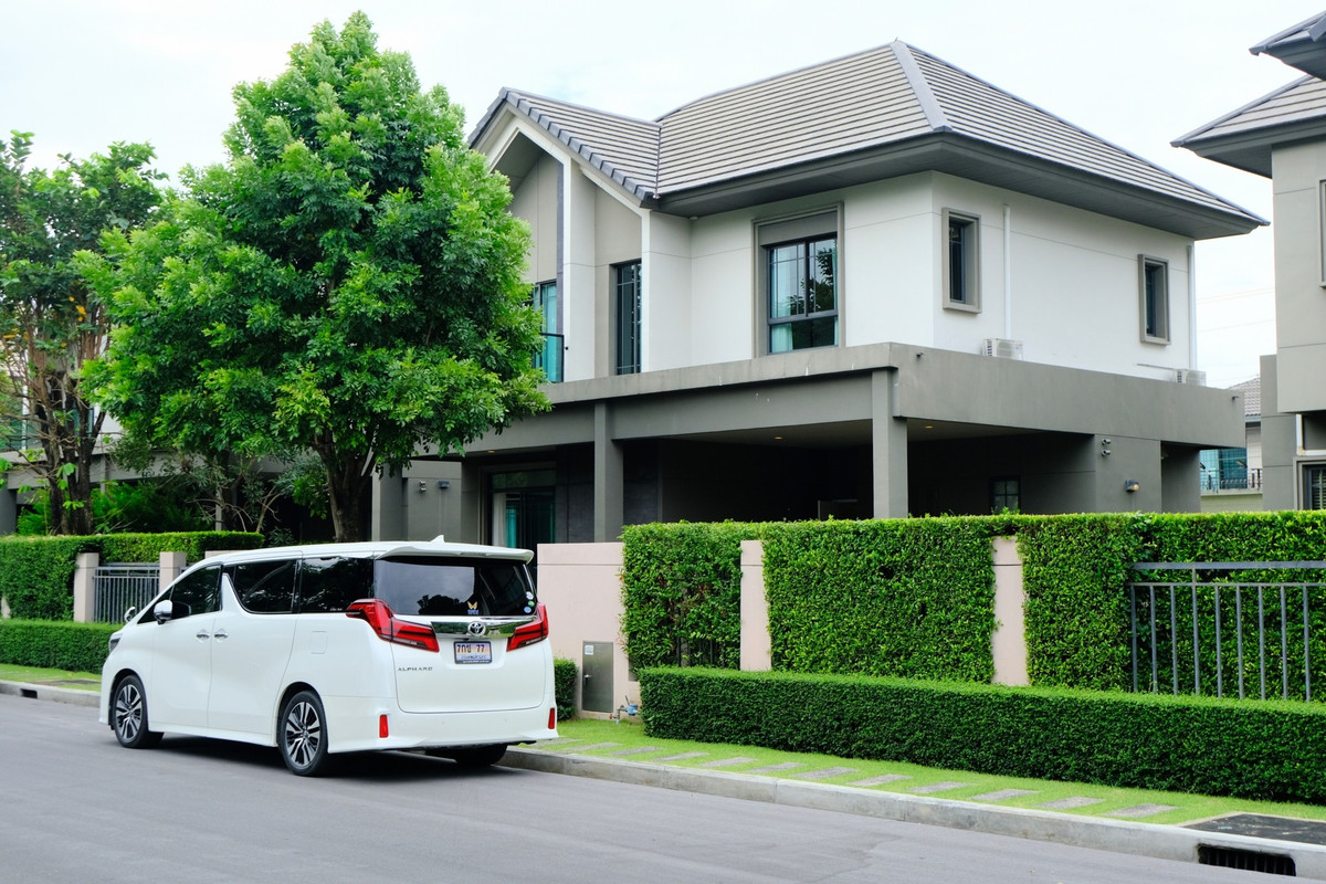 For SaleHousePathum Thani,Rangsit, Thammasat : Beautiful house, new condition, fully furnished, built-ins throughout. Never lived in the garden zone, cheapest price in the project.