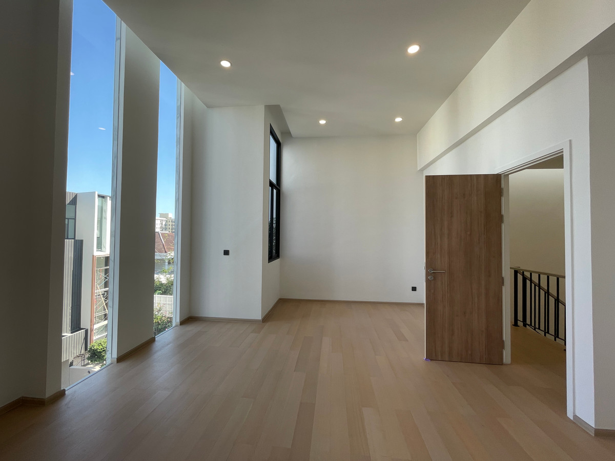 For SaleLadprao, Central Ladprao : [For Sale] Luxurious 3.5-story semi-detached house, Novel Residence Lat Phrao 18, usable area 417.4 sq m, like a single house in the heart of the city! Experience luxury living with the utmost privacy. In a potential location “Lat Phrao-Ratchada&