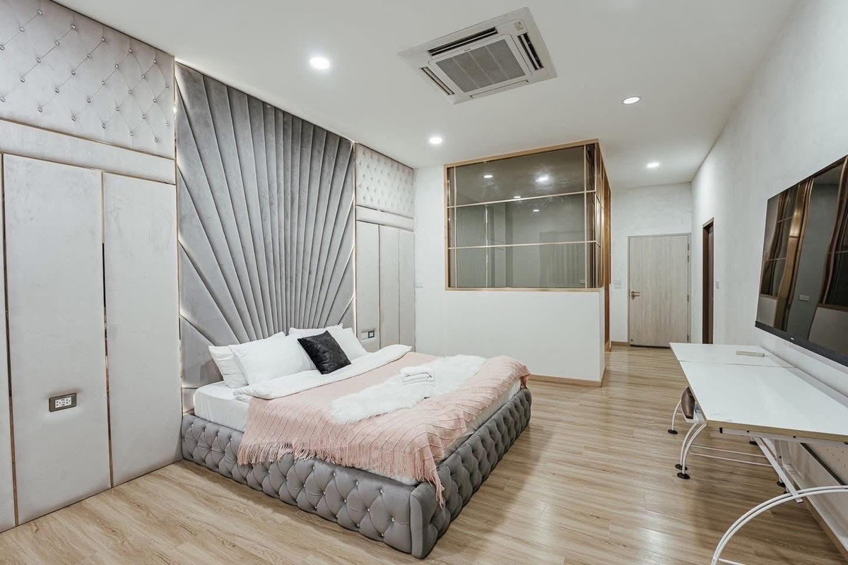 ขายบ้านพระราม 5 ราชพฤกษ์ บางกรวย : บ้านหรู หลังใหญ่ พร้อมสระว่ายน้ำ ✨ บ้านเดี่ยว ราชพฤกษ์ ซอยบางกร่าง 63/1 / 5 ห้องนอน (ขาย), Detached House Ratchaphruek Soi Bang Krang 63/1 / 5 Bedrooms (FOR SALE) AOM022