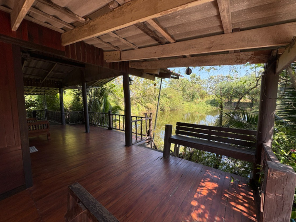 For SaleHousePattaya, Bangsaen, Chonburi : Thai style house for sale, cement mixed with wood. With a large plot of land