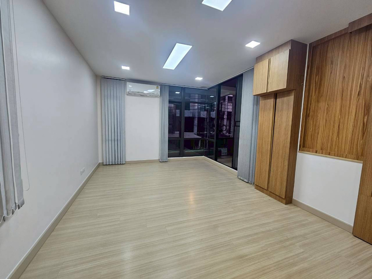 ให้เช่าทาวน์โฮมสมุทรปราการ สำโรง : ✨ ทาวน์โฮมหลังมุม รีโนเวทใหม่ทั้งหลัง: ที่พักระดับผู้บริหาร บนถนนหลักโครงการ Plex Bangna