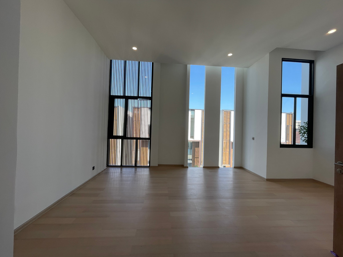 For SaleLadprao, Central Ladprao : [For Sale] Luxurious 3.5-story semi-detached house, Novel Residence Lat Phrao 18, usable area 417.4 sq m, like a single house in the heart of the city! Experience luxury living with the utmost privacy. In a potential location “Lat Phrao-Ratchada&