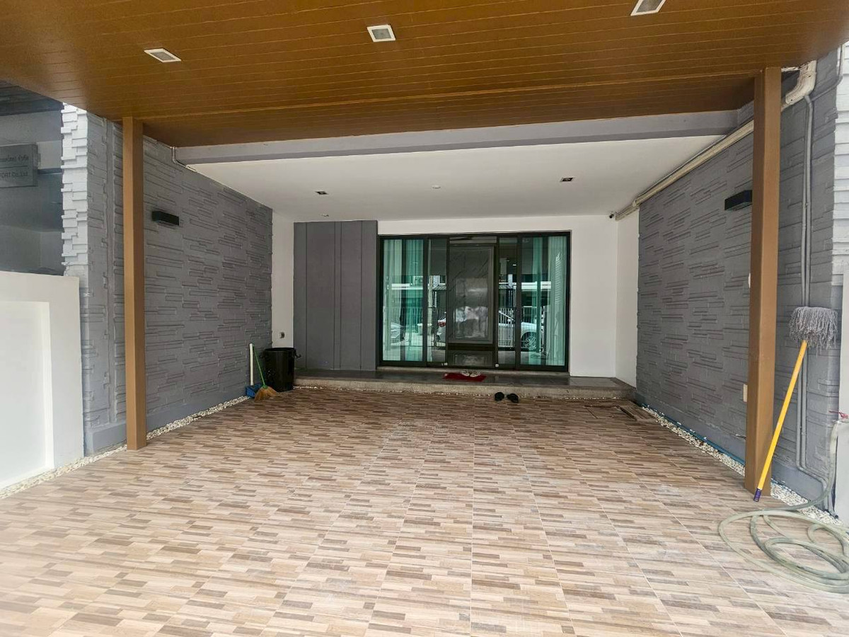 ให้เช่าทาวน์โฮมสมุทรปราการ สำโรง :  ✨ [YR678] ทาวน์โฮม 3 ชั้น Plex Bangna: ที่พักระดับผู้บริหาร ทำเลทองติดถนนใหญ่