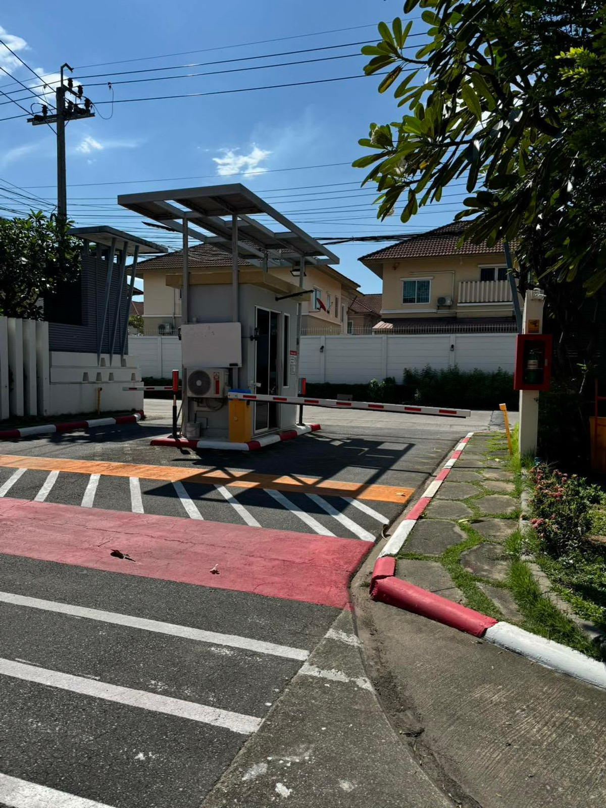 ขายทาวน์โฮมรัตนาธิเบศร์ สนามบินน้ำ พระนั่งเกล้า : ขาย ทาวน์เฮ้าส์ City Sense ประชาชื่น เนื้อที่ 23 ตร.วา 3 ห้องนอน 2 ห้องน้ำ พื้นที่ใช้สอย 120 ตร.ม. ต่อเติมพิเศษหลังคาโรงรถและครัว