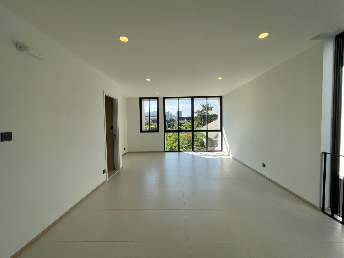 For SaleLadprao, Central Ladprao : [For Sale] Luxurious 3.5-story semi-detached house, Novel Residence Lat Phrao 18, usable area 417.4 sq m, like a single house in the heart of the city! Experience luxury living with the utmost privacy. In a potential location “Lat Phrao-Ratchada&