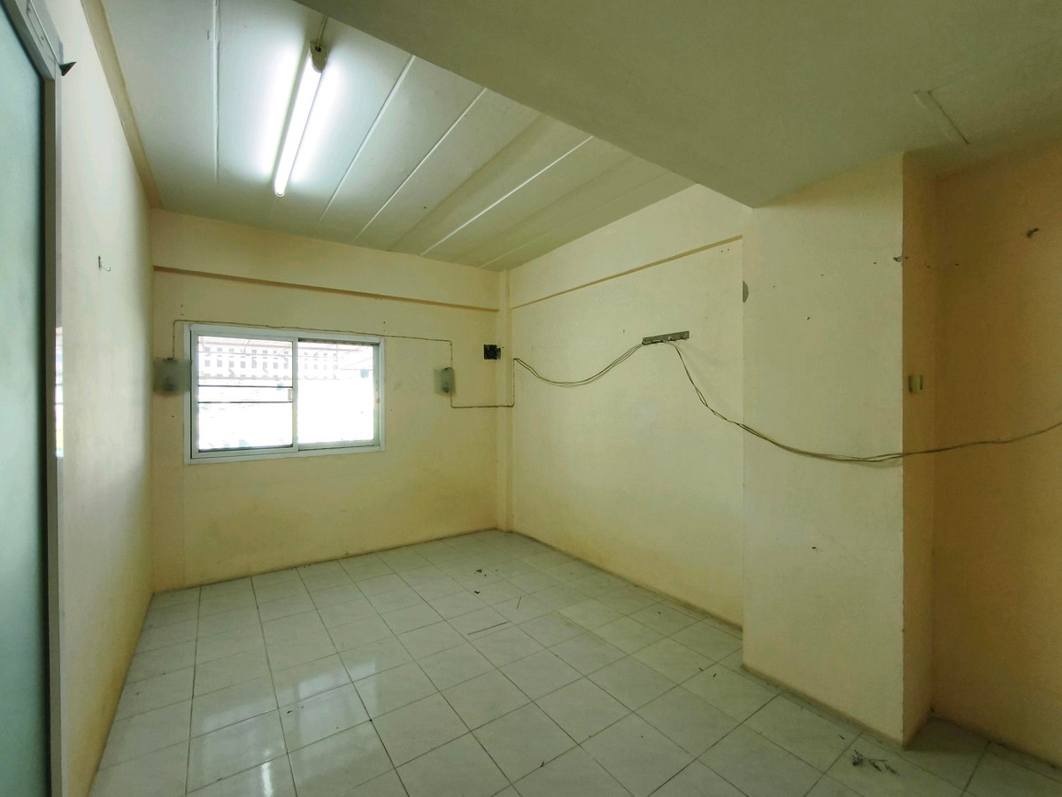 For SaleShop HouseChiang Rai : Urgent sale, 2 and a half story commercial building, suitable for doing business, in front of Mae Fah University, Chiang Rai Province.