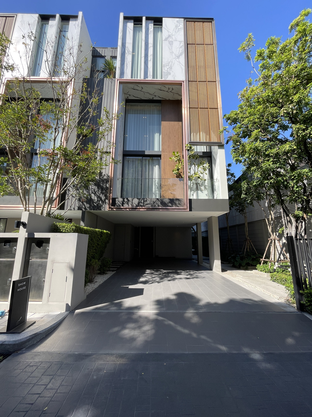 ขายลาดพร้าว เซ็นทรัลลาดพร้าว : [ขาย] บ้านแฝดหรู 3.5 ชั้น Novel Residence ลาดพร้าว 18 พื้นที่ใช้สอยจุใจ 380.4 ตร.ม. ตกแต่งครบ เหมือนบ้านเดี่ยวใจกลางเมือง! สัมผัสประสบการณ์การอยู่อาศัยระดับ Luxury ที่มีความเป็นส่วนตัวสูงสุด ในทำเลศักยภาพ 