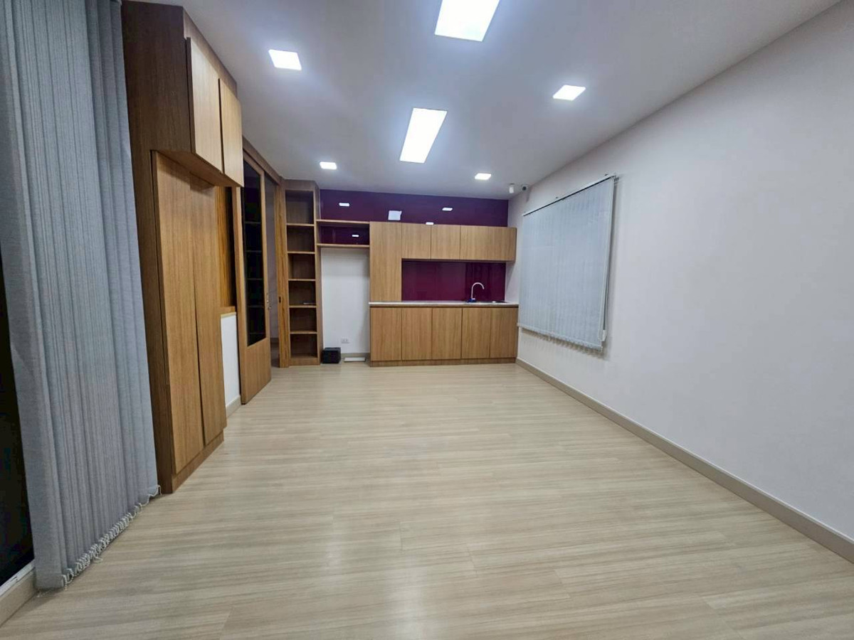 ให้เช่าทาวน์โฮมสมุทรปราการ สำโรง : ✨ ทาวน์โฮมหลังมุม รีโนเวทใหม่ทั้งหลัง: ที่พักระดับผู้บริหาร บนถนนหลักโครงการ Plex Bangna