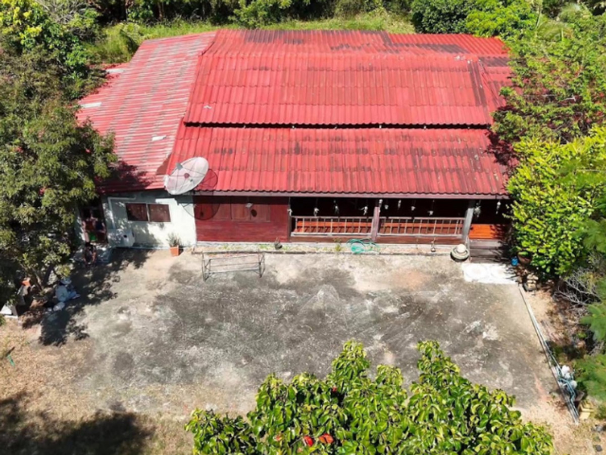 For SaleHousePattaya, Bangsaen, Chonburi : Thai style house for sale, cement mixed with wood. With a large plot of land