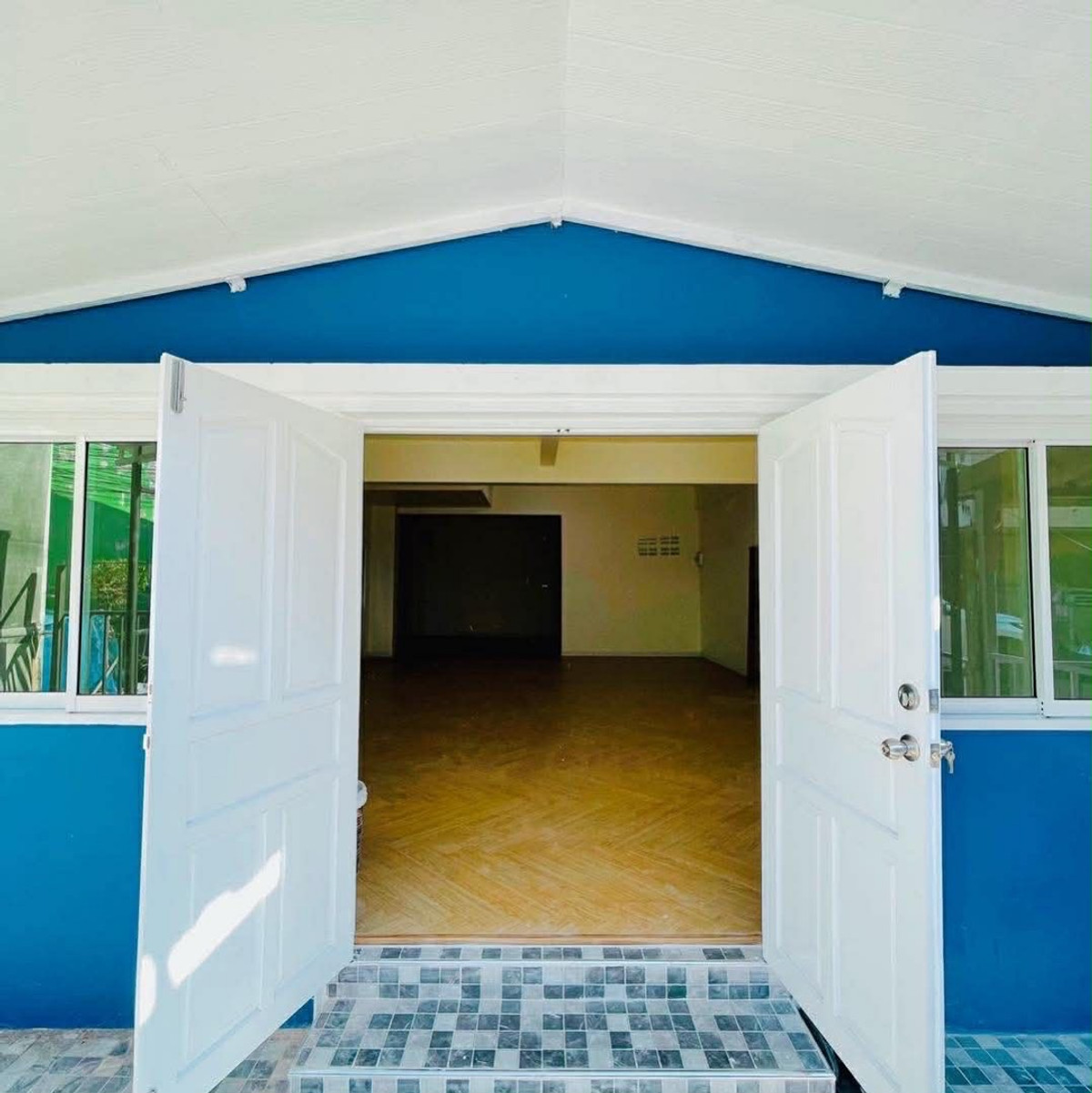 For SaleTownhomeNakhon Sawan : Newly renovated townhome In the heart of Nakhon Sawan Beautiful house, outstanding location, good location, peaceful atmosphere, lovely neighbors. You can move in immediately.