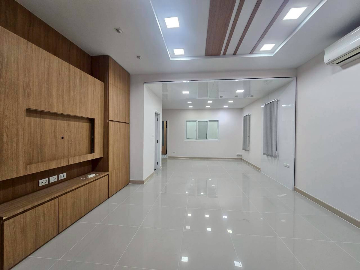 ให้เช่าทาวน์โฮมสมุทรปราการ สำโรง : ✨ ทาวน์โฮมหลังมุม รีโนเวทใหม่ทั้งหลัง: ที่พักระดับผู้บริหาร บนถนนหลักโครงการ Plex Bangna