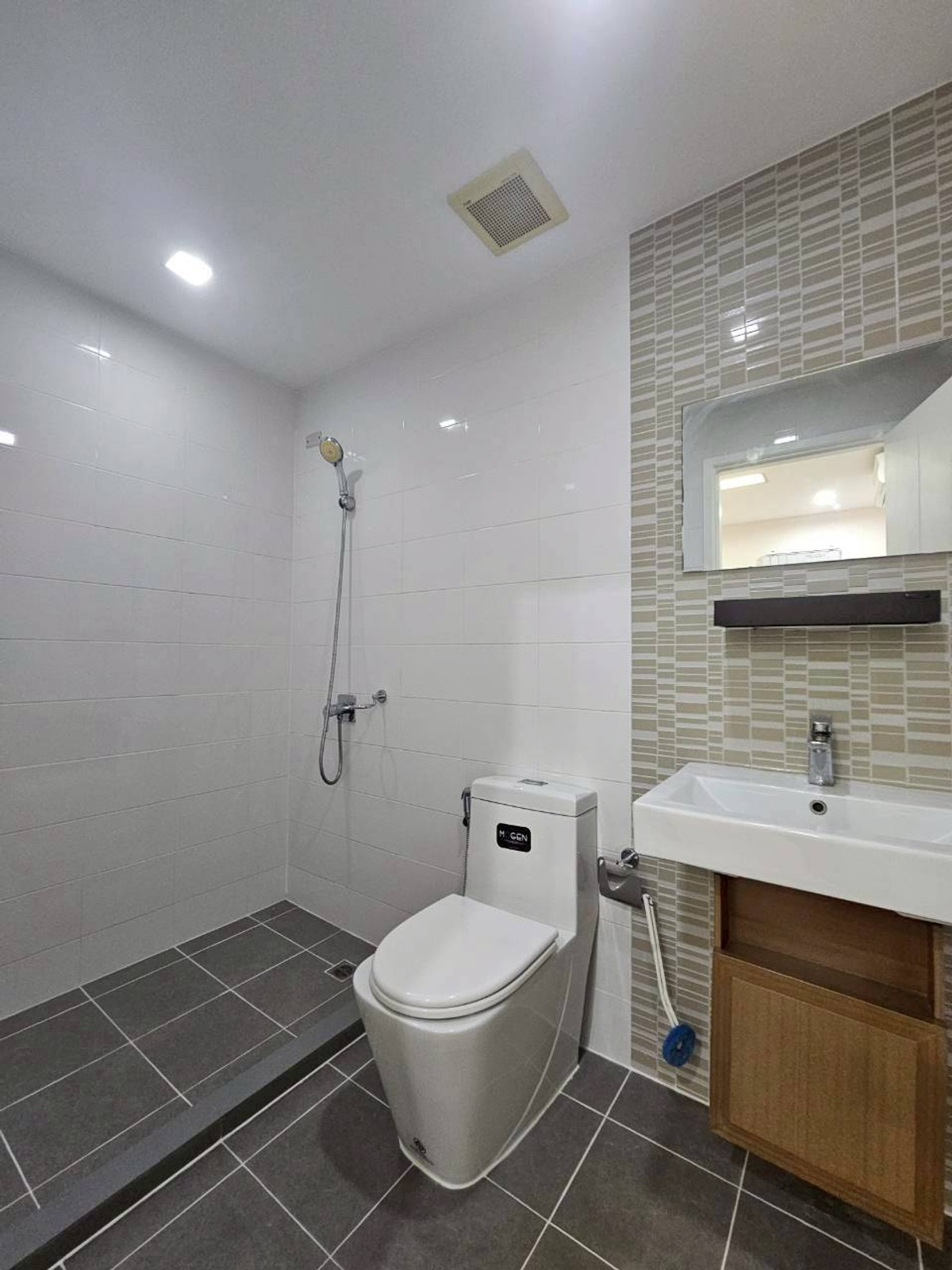 ให้เช่าทาวน์โฮมสมุทรปราการ สำโรง : ✨ ทาวน์โฮมหลังมุม รีโนเวทใหม่ทั้งหลัง: ที่พักระดับผู้บริหาร บนถนนหลักโครงการ Plex Bangna